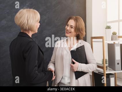 Zwei Geschäftsfrauen Händeschütteln im Büro Stockfoto