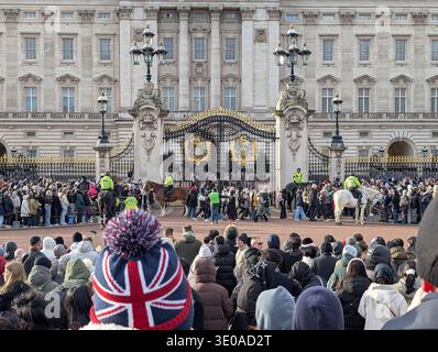 Große Menschenmassen, Touristen versammeln sich, um die königliche Garde zu sehen, die Zeremonie wechselt, Fotos zu machen, Buckingham Palace. London, Vereinigtes Königreich Stockfoto