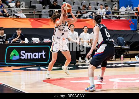 LYON-VILLEURBANNE, FRANKREICH - 11. MÄRZ: Britta Daub (19. MÄRZ) kontrolliert den Ball während des Qualifikationsturniers der FIBA Frauen-Weltmeisterschaft zwischen Deutschland und Republik Korea am 1. Spieltag des Qualifikationsturniers der FIBA Frauen-Weltmeisterschaft am 11. März 2026 in Lyon-Villeurbanne. Stockfoto