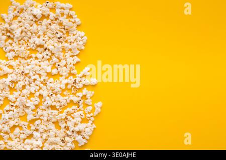 Popcorn aus Schiefer, verstreut auf gelbem Hintergrund, Draufsicht Stockfoto