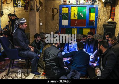 Erbil, Irak. März 2026. In Erbil, Irak, spielen am 10. März 2026 kurdische Männer das traditionelle Folklore-Spiel Klaw Klawne (Caps Game) während einer Ramadan-Nacht im Mali Hassan Hayran Heritage House in Erbil. Das Ratespiel ist ein beliebter Brauch nach dem Iftar in der Region Kurdistan mit dem Ziel, das kulturelle Erbe zu erhalten (Foto: Sabur Rashid/NurPhoto). Quelle: NurPhoto SRL/Alamy Live News Stockfoto