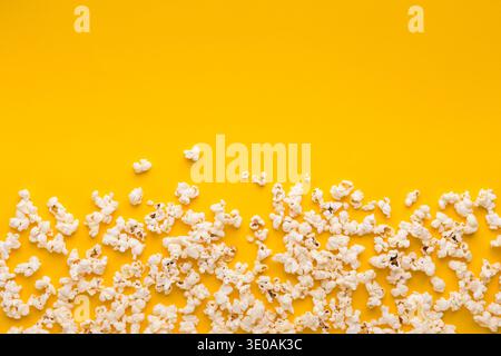 Popcorn aus Schiefer, verstreut auf gelbem Hintergrund, Draufsicht Stockfoto
