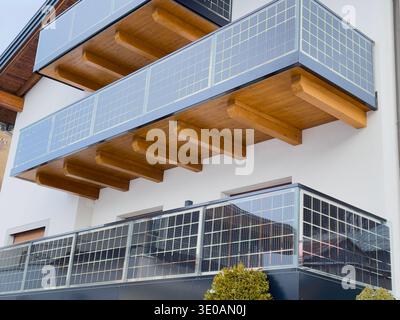 Vertikale Solarpaneele integriert in Balkongeländer, nachhaltige Architektur Stockfoto