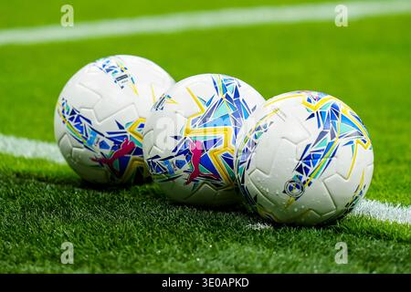Offizielle Puma Serie A Spielbälle während des Serie A Enilive Spiels zwischen dem AC Milan und dem FC Internazionale am 8. März 2026 im Stadio Giuseppe Meazza in Mailand Stockfoto