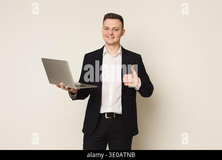 Geschäftsmann genießt erfolgreiches Projekt Stockfoto