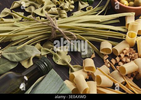 Grün und gelb verschiedene italienische Nudeln Stockfoto