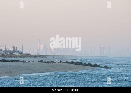 Skyline von New York City aus Sicht von Seabright, New Jersey, USA. Stockfoto