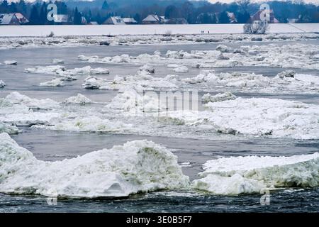 Winterphänomen und Besuchermagnet: Eisformationen und Eisberge an der Elbe bei Hamburg in Geesthacht, Schleswig-Holstein Stockfoto