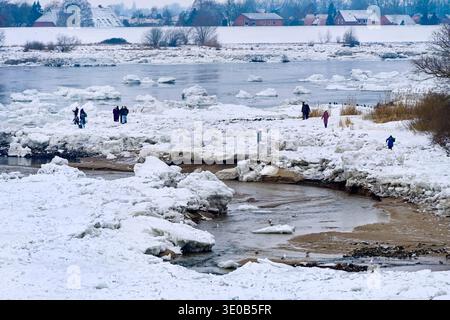 Winterphänomen und Besuchermagnet: Eisformationen und Eisberge an der Elbe bei Hamburg in Geesthacht, Schleswig-Holstein Stockfoto