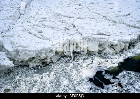Winterphänomen und Besuchermagnet: Eisformationen und Eisberge an der Elbe bei Hamburg in Geesthacht, Schleswig-Holstein Stockfoto