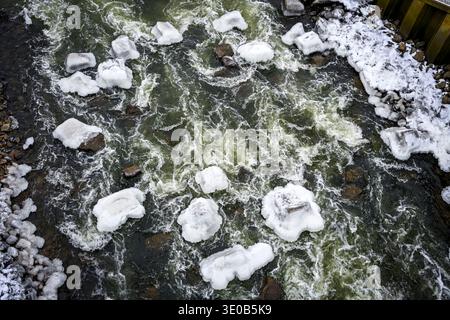 Winterphänomen und Besuchermagnet: Eisformationen an der Elbe bei Hamburg in Geesthacht, Schleswig-Holstein Stockfoto