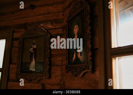 Orthodoxe religiöse Ikonen auf einer Holzwand in einer traditionellen Kapelle im Dorf Stanisici Ethno. Bijeljina, Bosnien und Herzegowina Stockfoto
