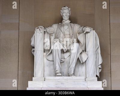 WASHINGTON, DC - die berühmte 19-Fuß-Marmorstatue von Abraham Lincoln von Daniel Chester French im Lincoln Memorial. Stockfoto