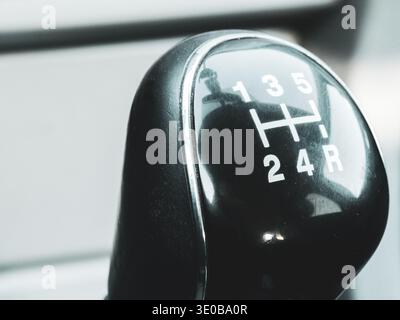 Schwarzer Schaltknopf mit klaren weißen Markierungen. Zahlen und Buchstaben kennzeichnen alle Gangpositionen. Die Nahaufnahme hebt das schlanke, moderne Design hervor. Neutralstellung Stockfoto