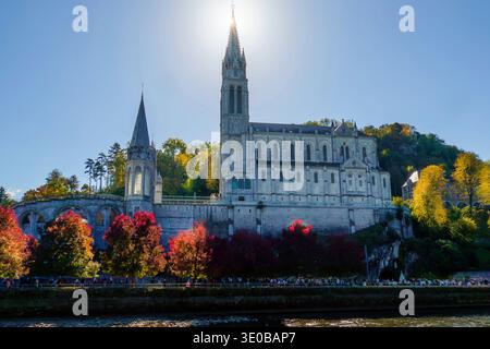 Basilika Pius X. mit Fluss Give de Pau in Lourdes, Südfrankreich Stockfoto