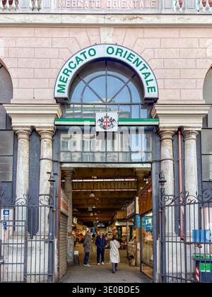 Mercato Orientale (Östlicher Markt). Genua, Italien. Historischer Markteingang aus dem 19. Jahrhundert mit Genua-Wappen und Betreten. Stockfoto