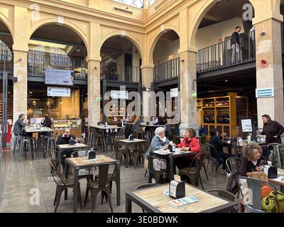 Mercato Orientale (Östlicher Markt). Genua, Italien. Historisches Gebäude mit modernen Imbissständen und mehrstöckigem Essbereich. Stockfoto