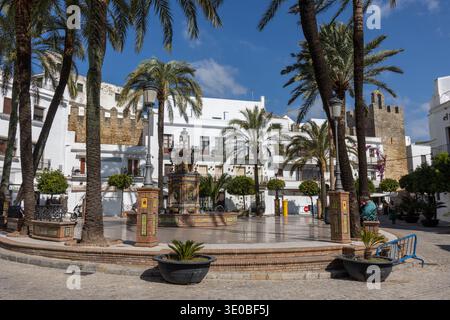 Plaza de España de Vejer de la Frontera, con una fuente preciosa y rodeada de palmeras. Cádiz, España Stockfoto