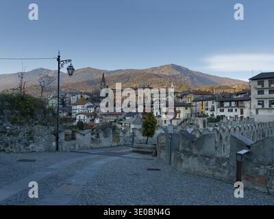 Blick auf Dronero, Italien, von der mittelalterlichen Teufelsbrücke, erbaut 1428, mit Seitenbrüsten mit charakteristischen Ghibelline-Zinnen Stockfoto
