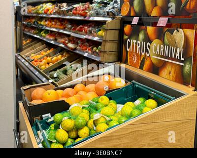 Zitrusfrüchte mit Orangen und Zitronen in einer Marks & Spencer Food Hall während einer „Citrus Carnival“-Aktion in einem britischen Supermarkt. Stockfoto