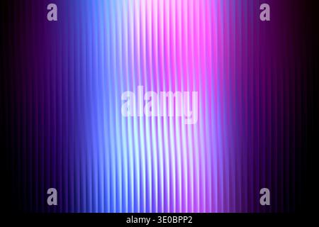 Abstrakter Hintergrund mit vertikaler gerippter Textur, beleuchtet durch einen Farbverlauf aus violettem und blauem Licht, für einen futuristischen und lebendigen Effekt Stockfoto