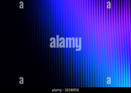 Abstrakter Hintergrund mit vertikalen Linien, die von einem Farbverlauf aus blauem und violettem Licht beleuchtet werden, wodurch ein futuristischer und lebendiger visueller Effekt entsteht Stockfoto