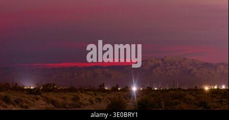 Aurora Lights over Desert Mountains und City Lights Nevada Night Landscape Stockfoto