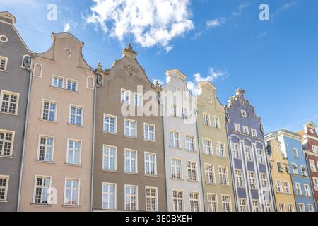 Danzig, eine Stadt an der Ostseeküste Nordpolens, Europa. Farbenfrohe historische Gebäude stehen hoch unter einem hellblauen Himmel und bieten einen einzigartigen Bogen Stockfoto