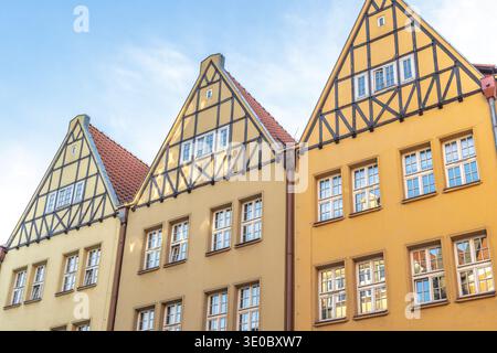 Danzig, eine Stadt an der Ostseeküste Nordpolens, Europa. Historische gelbe Gebäude mit Giebeldächern zeigen wieder klassische europäische Architektur Stockfoto