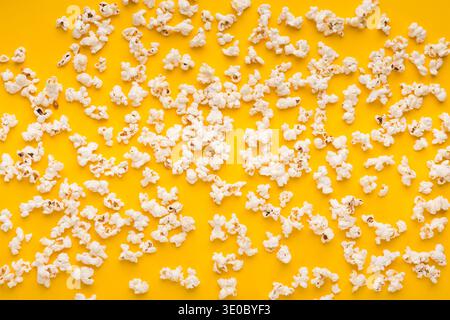 Popcorn aus Schiefer, verstreut auf gelbem Hintergrund, Draufsicht Stockfoto