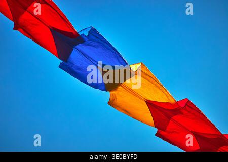 Bunte Kite-Streamer gegen den hellen blauen Himmel bei Outdoor Festival Event Stockfoto