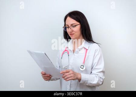 Weibliche Ärztin mit Stethoskop halten und Rezension medizinischer Bericht, Konzept der Gesundheitsberatung, Patientendiagnose und professionelle medizinische Stockfoto