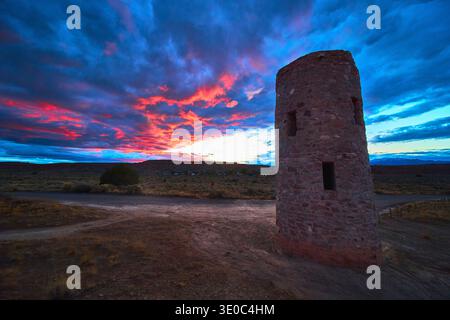 Cathedral Gorge CCC Wasserturm bei Sonnenuntergang mit rosa Wolken in der Wüste Nevada Stockfoto