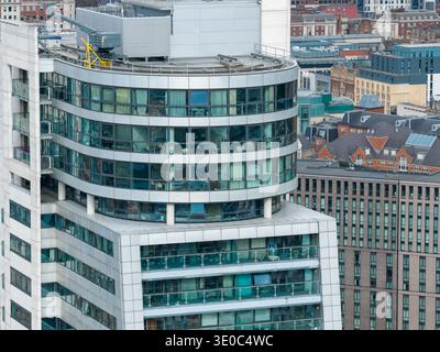 Blick von der Drohne auf den Bridgewater Place neben dem Kanalviertel von Leeds mit historischen Lagerhäusern, modernen Apartments, Bürobrücken und dichten urb Stockfoto