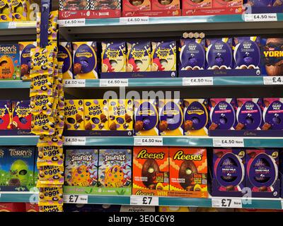 Schokoladen-Ostereier in den Regalen von Tesco in South London, Großbritannien Stockfoto