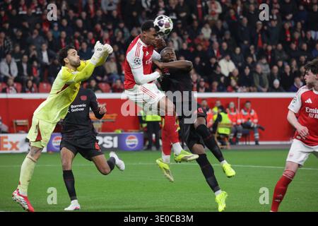 Leverkusen, Deutschland. März 2026. Von links: Torhüter David Raya (Arsenal), Gabriel (Arsenal) und Christian Kofane (B04), UEFA Champions League, UCL, Achtelfinale, Bayer 04 Leverkusen gegen Arsenal London, BayArena Leverkusen, Deutschland, 11. März 2026. Quelle: Jürgen Schwarz/Alamy Live News Stockfoto