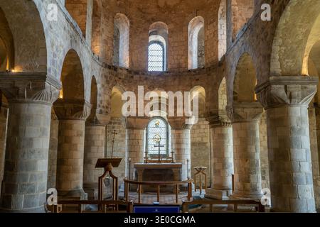 London England - 28. Mai 2023: St John's Chapel im Tower of London mit Sitzplätzen und Kanzel London United Kingdom Stockfoto