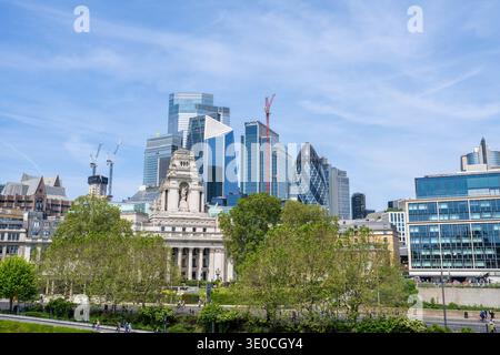Wolkenkratzer in der City of London an einem sonnigen Tag in Großbritannien Stockfoto