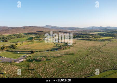 Luftaufnahme der schottischen Highlands außerhalb von Kingussie Scotland mit Rolling Hills Stockfoto