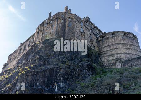 Edinburgh Schottland - 2. Juni 2023: Blick auf die Steinmauern von Edinburgh Castle auf einer Felsenbasis in Edinburgh Schottland Stockfoto