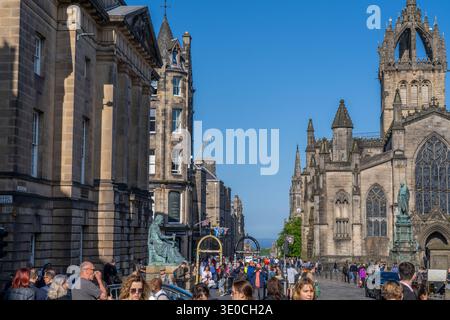 Edinburgh Schottland - 2. Juni 2023: Eine geschäftige Straße mit Touristen, die in Richtung Sea Historic Buildings spazieren gehen Edinburgh Schottland Stockfoto