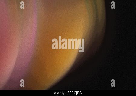 Ein Bild mit abstraktem Unschärfeeffekt, das eine Mischung aus warmen Orange- und Gelbtönen zeigt, die in kühlere Rosa- und Violetttöne übergehen Stockfoto