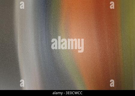 Ein abstraktes Bild mit verschwommenen vertikalen Streifen in unterschiedlichen Farben, von kühlen Grau- und Blautönen bis hin zu warmen Orangen und Gelbtönen. Der Effekt ist s Stockfoto