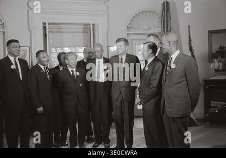 Foto zeigt (von links nach rechts): Whitney Young (National Urban Leage); Martin Luther King, Jr. (SCLC); John Lewis (SNCC), teilweise sichtbar; Rabbiner Joachim Prinz (amerikanischer jüdischer Kongress), Reverend Eugene Carson Blake (Vereinigte Presbyterianische Kirche), A. Philip Randolph, Präsident John F. Kennedy, Walter Reuther (Gewerkschaftsführer), hinter dem Vizepräsident Lyndon Johnson teilweise sichtbar ist, und Roy Wilkins (NAACP). Nicht abgebildet: Willard Wirtz (Arbeitsminister); Mathew Ahmann (nationale Katholische Konferenz für interrassische Gerechtigkeit); Floyd McKissick (CORE). Stockfoto