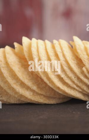 Knusprige Kartoffelchips auf einem Holztisch Stockfoto