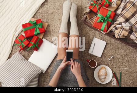 Frau mit leerem Smartphone Stockfoto