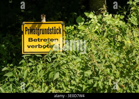 19.08.2025, Deutschland, Saarland, Ottweiler-Steinbach - Privatgrundstück/Schild ohne Betreten am Straßenrand in ländlicher Umgebung. 00A250819D326CAROEX Stockfoto