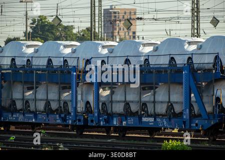 26.08.2025, Deutschland, Ingolstadt, Bayern - Güterzug mit Audis am Hauptbahnhof; Audi hat sein Hauptwerk in Ingolstadt. 00A250826D237 Stockfoto