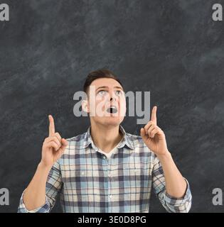 Ein aufgeregter Mann zeigt zwei Finger nach oben Stockfoto