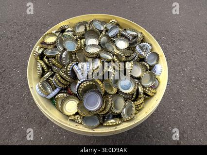 20.09.2025, Deutschland, Niedersachsen, Heidenau - Sammlung zahlreicher Bieruntersetzer im Eimer. 00A250920D251CAROEX.JPG [MODELLVERSION: NICHT ZUTREFFEND Stockfoto